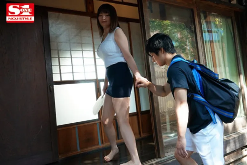 Anh chàng dam dang chuối khi nhìn trộm em họ ngoại tình với chồng