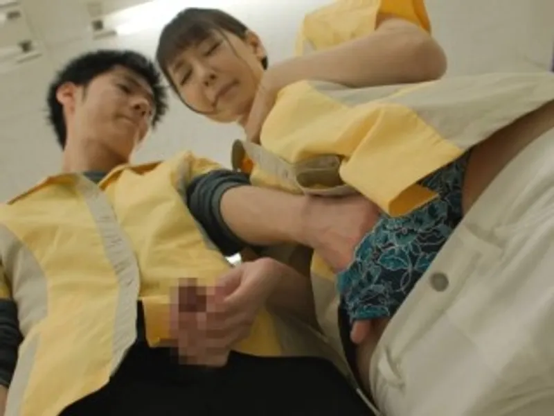 điên cuồng đụ nữ đồng nghiệp dam dang trong siêu thị mini