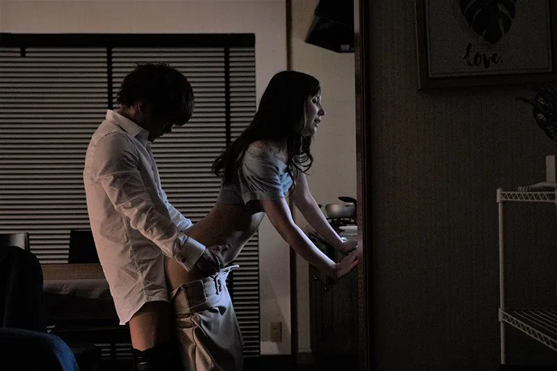 Cấp trên đi công việc, cậu nhân viên đến nhà nắc cô vợ ông ấy