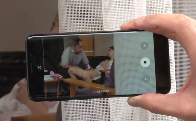 Vợ của con trai gian díu với bố chồng bị gã quản lý khu phố phát hiện