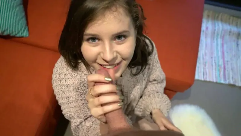 Bắn tinh ngập chiếc lồn hồng của bạn gái dễ thương