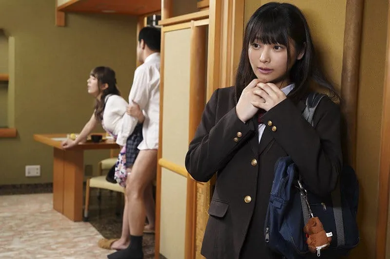 Bảo bối riêng thấy thèm khi nhìn trộm bố dượng nện mẹ