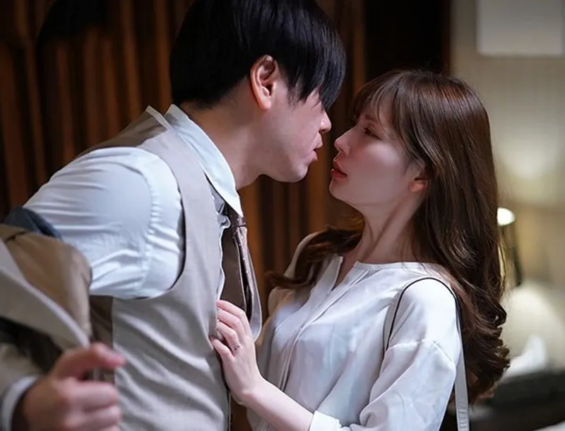 Tiền bối thầm yêu em thư ký đã có gã chồng và kế hoạch cho chuyến công tác